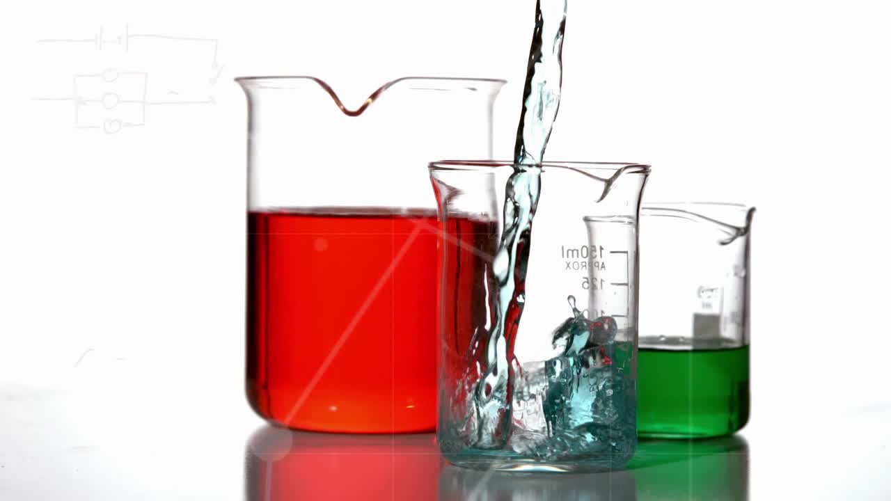 Animazione di linee e formule chimiche che si muovono su un liquido che viene versato in bicchieri da laboratorio.