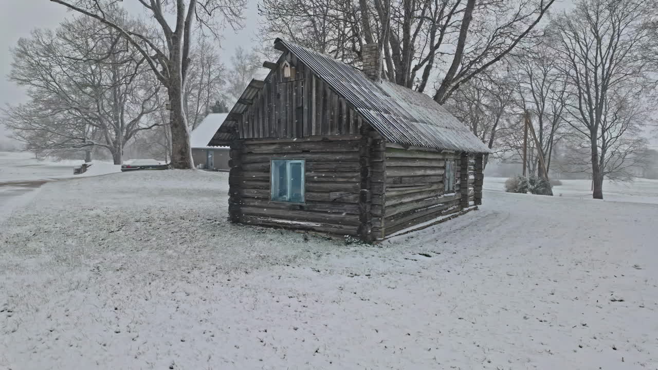 cabaña de madera en invierno, hierba cubierta de nieve, nieve en el bosque