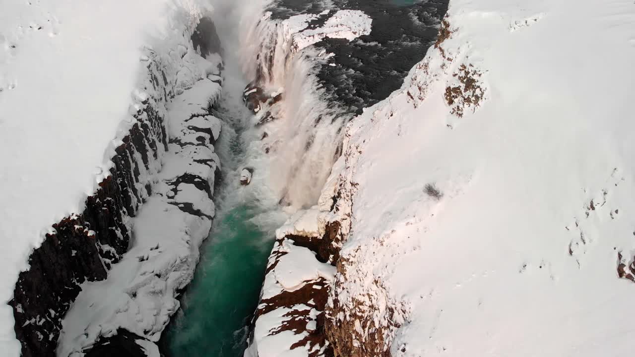 Ripresa drone della cascata Gullfoss in Islanda durante l'inverno.