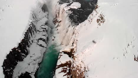 Drohnenaufnahme-Des-Wasserfalls-Gulffoss-In-Island-Im-Winter