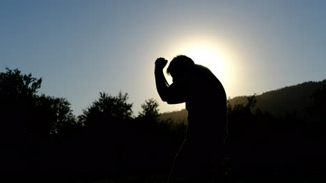 Silhouette-Eines-Boxenden-Mannes