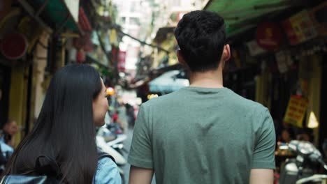 vista de mano de una pareja vietnamita haciendo turismo