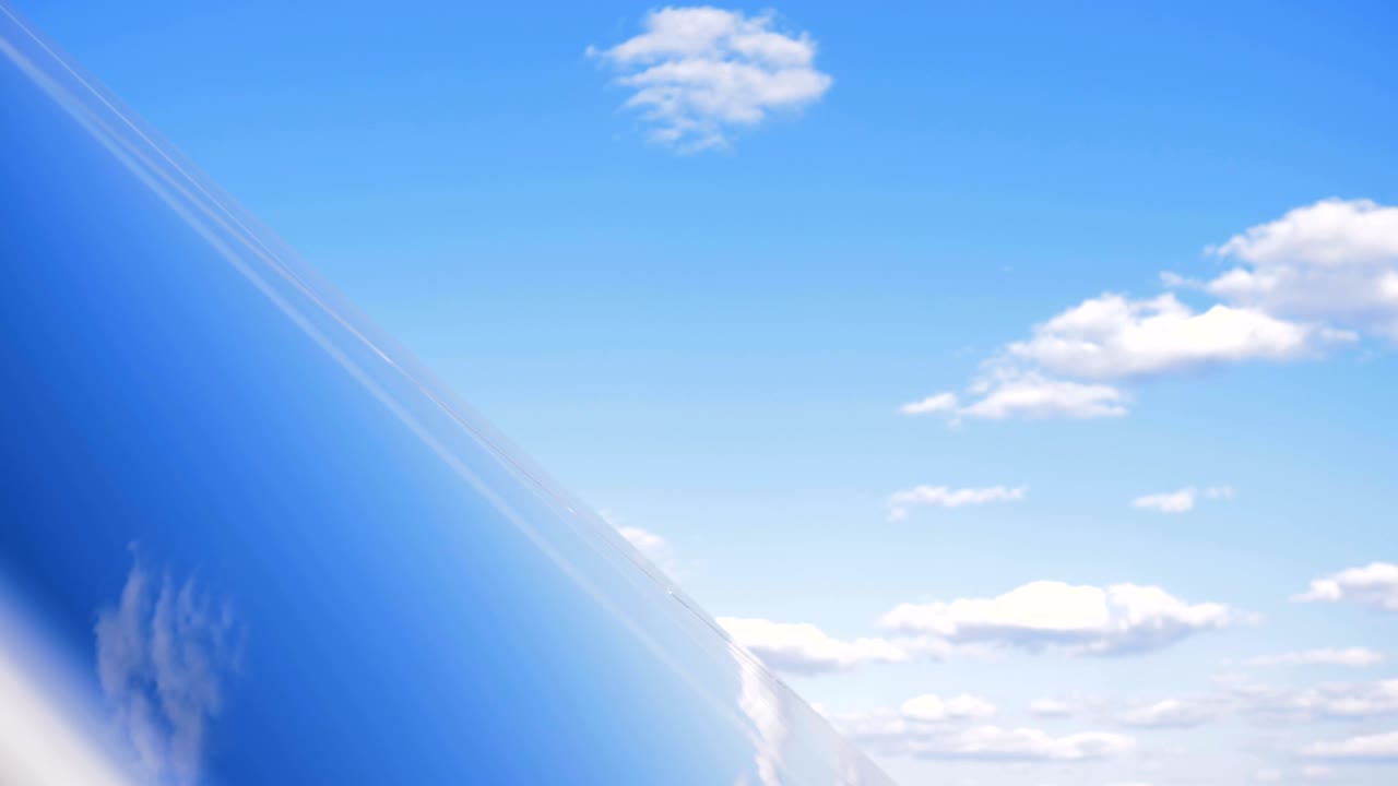 태양 전지 건설, 근접. 태양 전지 패널은 지붕에 금속 마운트에 있습니다.