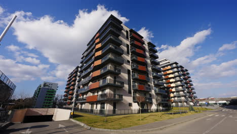 statische aufnahme eines großen wohnblocks zum verkauf mit blauem, sonnigem himmel