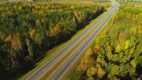 Vista-Desde-Arriba-De-Los-Coches-Que-Circulan-Por-La-Carretera-A-Través-Del-Bosque.-Carretera-Carretera