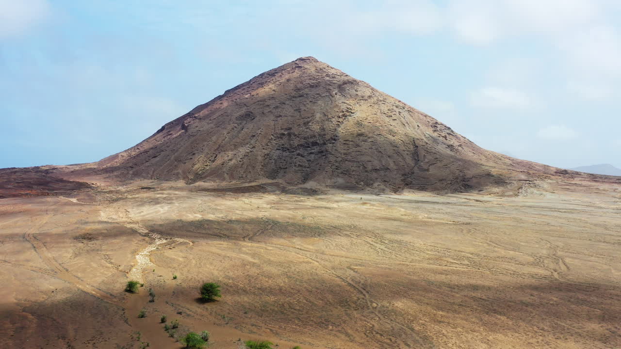 Luftaufnahme einer Wüstenlandschaft, Rückwärtsflug vom Monte Leste Berg auf der Insel Sal, Kap Verde