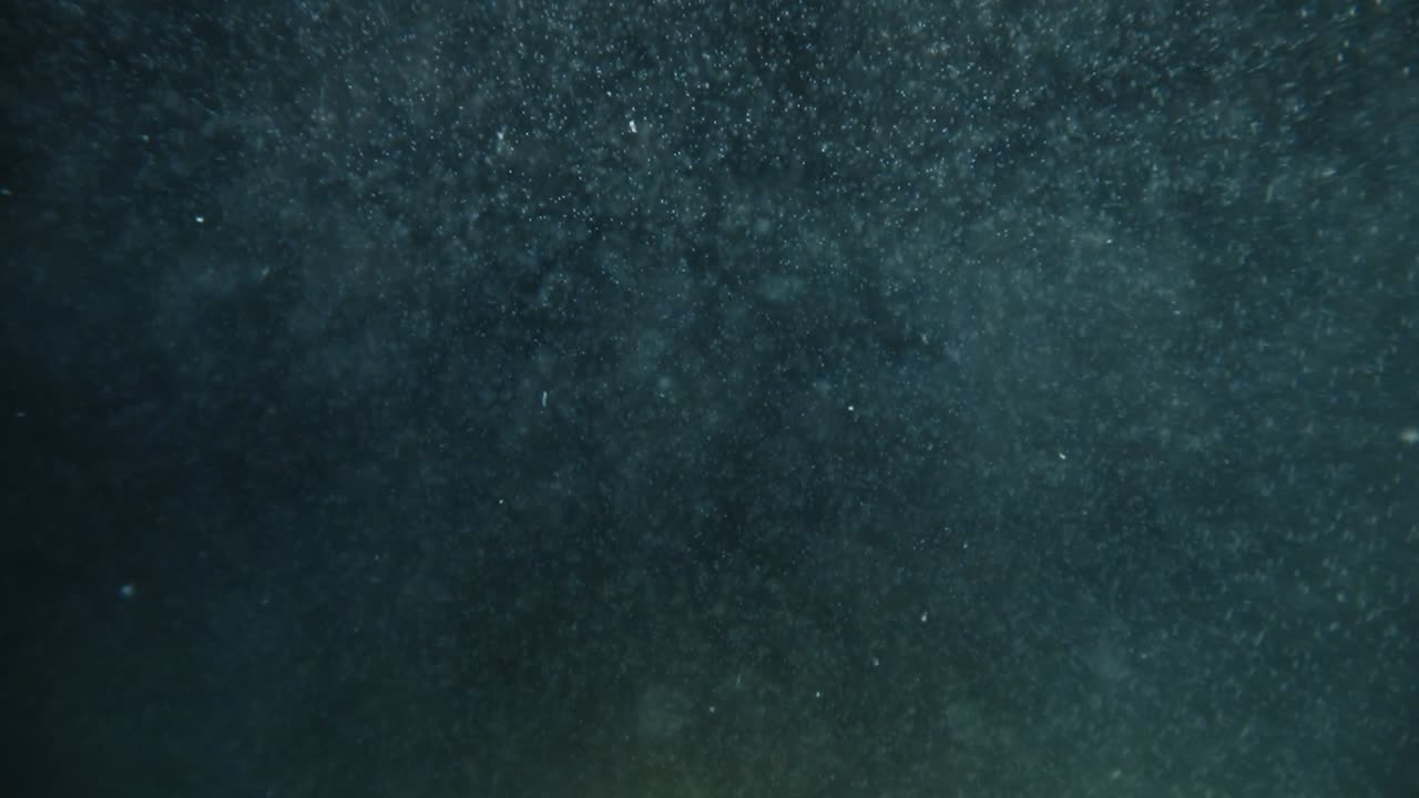 추상적인 수중 배경. 더러운 물 클로즈업.