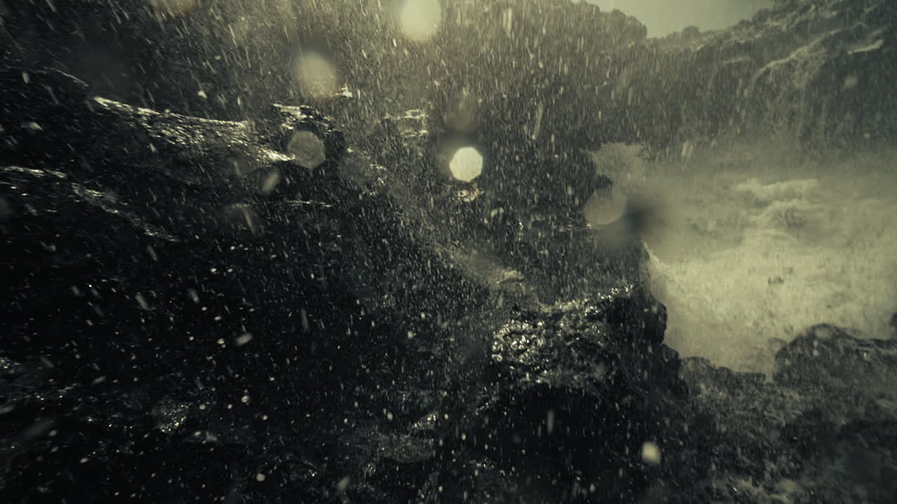 강한 파도가 바위 위에 부히고