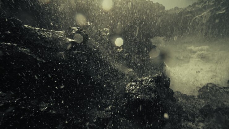 fuertes olas chocando contra las rocas