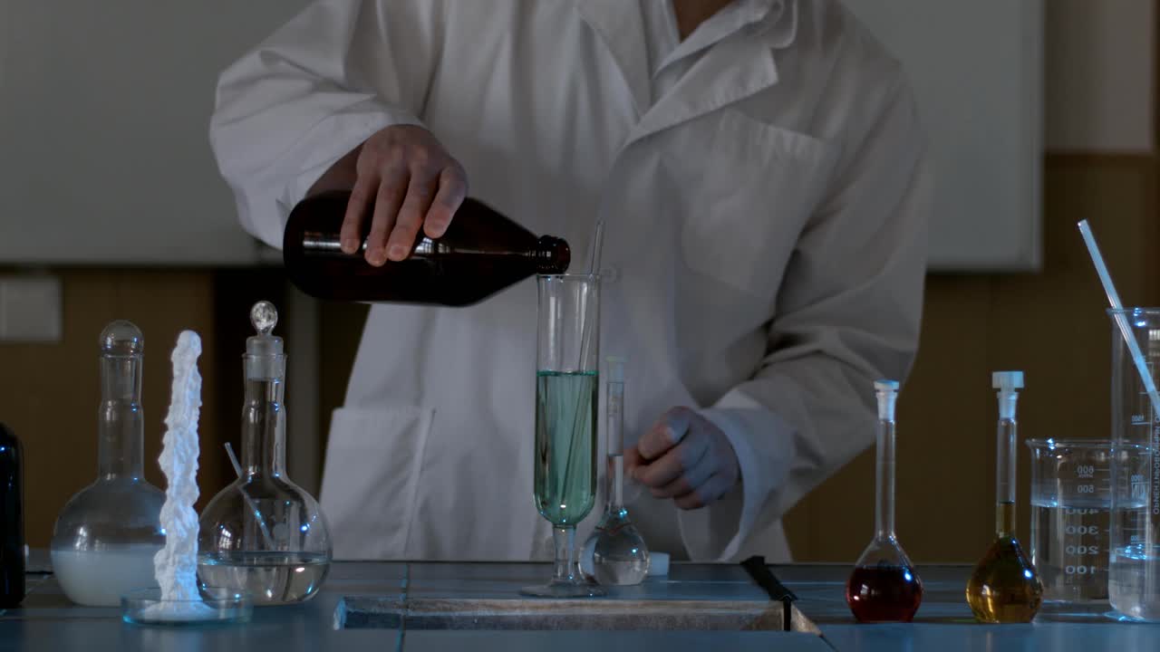 experimento de química en un laboratorio escolar