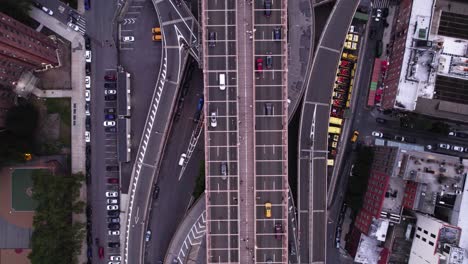 vista aérea sobre el tráfico en el puente de brooklyn, en ny, usa - de arriba hacia abajo, disparo de drones