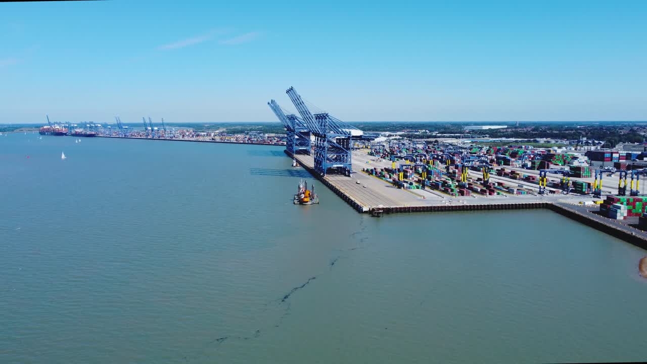 alta vista de drones del puerto marítimo de harwich con majestuosas grúas de elevación en el aterrizaje abandonado