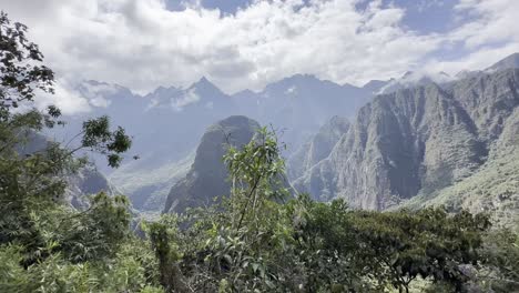 Majestic-mountain-landscape-with-lush-greenery