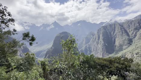 majestuoso paisaje montañoso con exuberante vegetación