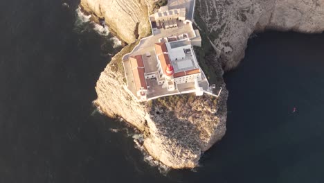 Incline-Hacia-Arriba-La-Vista-Aérea-Del-Faro-De-Cabo-De-Sao-Vicente-Con-Vistas-Al-Océano,-Sagres,-Algarve