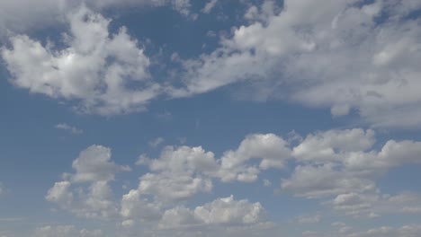 Hermoso-Lapso-De-Tiempo-De-Nubes-Blancas-De-Cielo-De-Verano-Que-Se-Forman-Y-Desaparecen-Lentamente