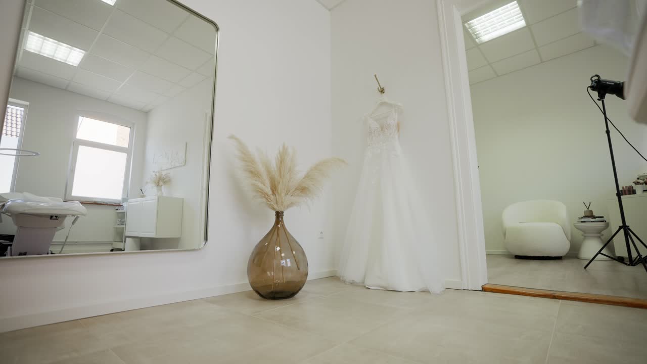 Abito da sposa appeso a una parete