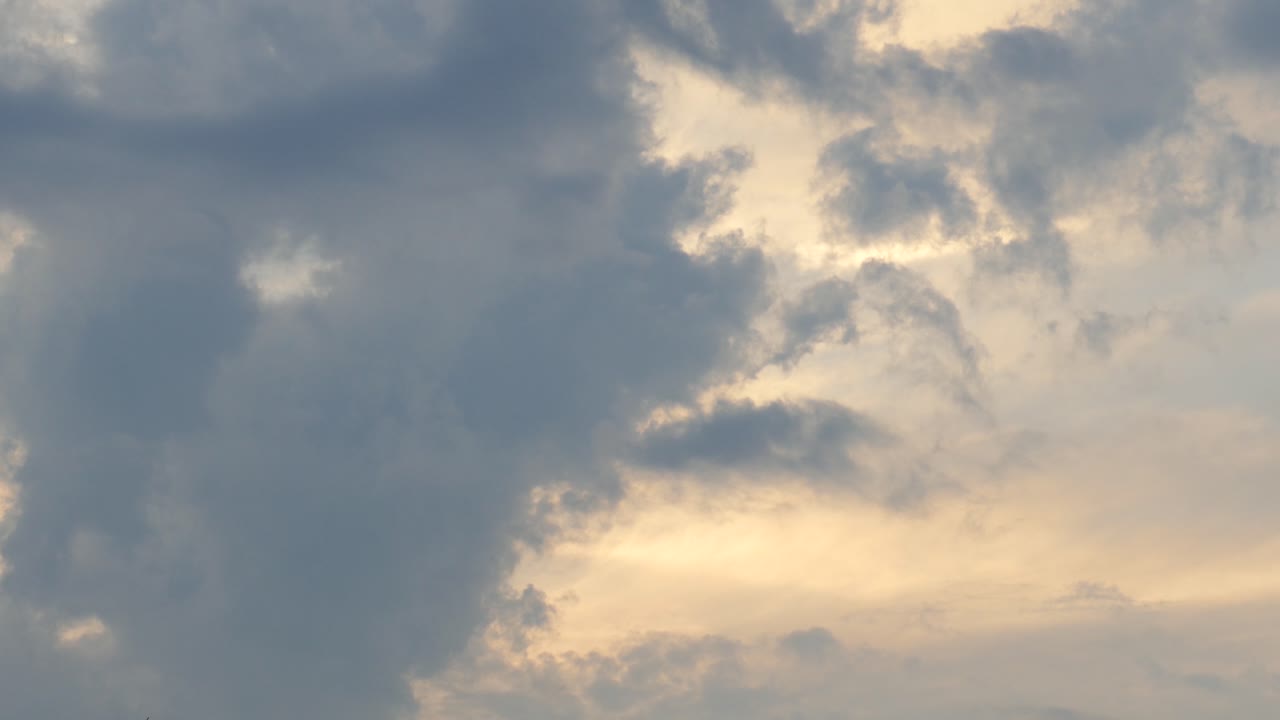 구름 사이로 빛나는 극적인 하늘