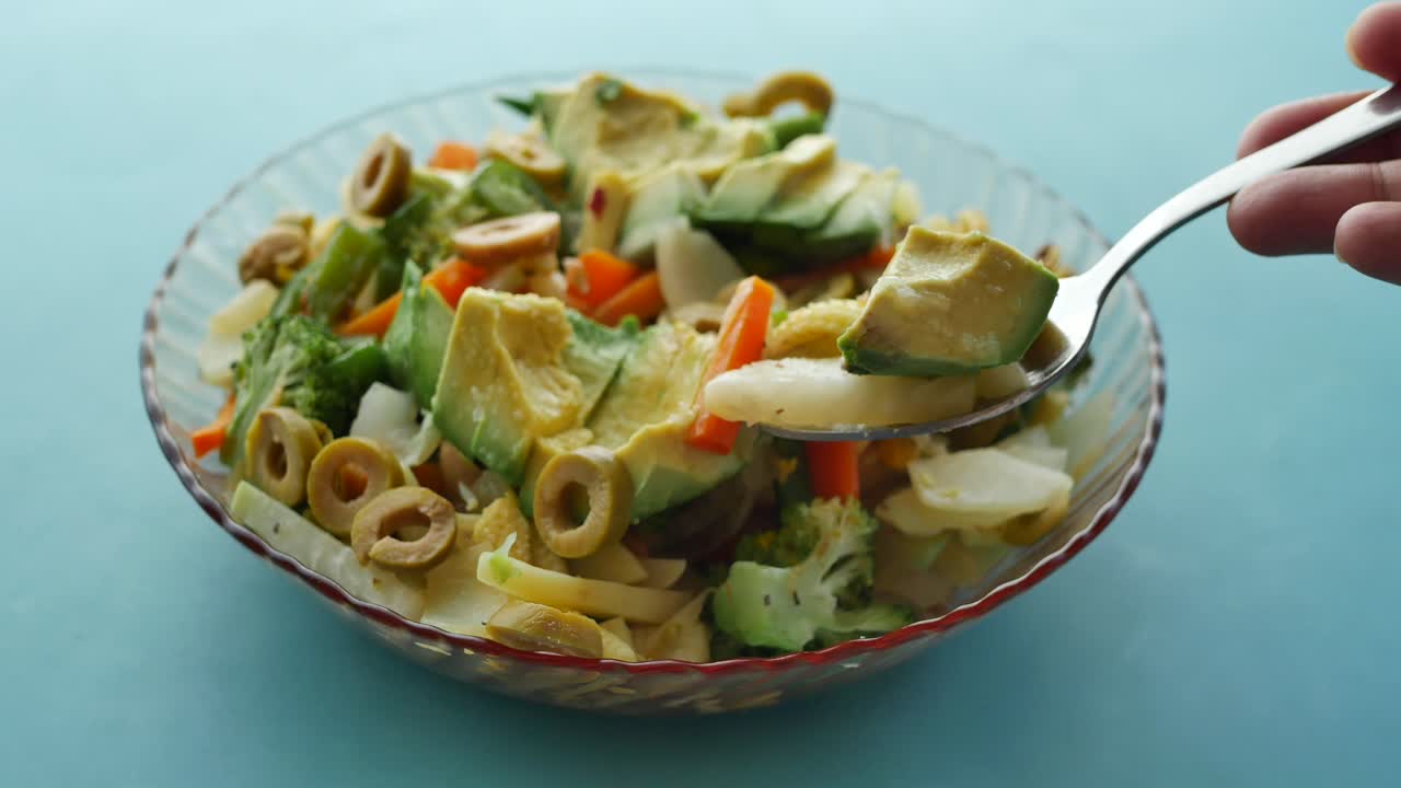 ensalada mixta de verduras con aguacate y aceitunas