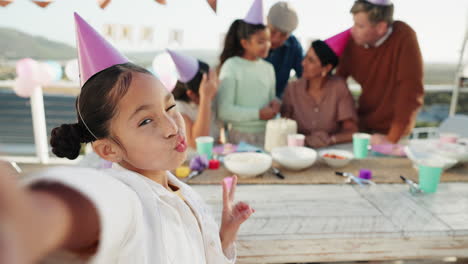 cumpleaños, selfie y chica con signo de paz en la fiesta