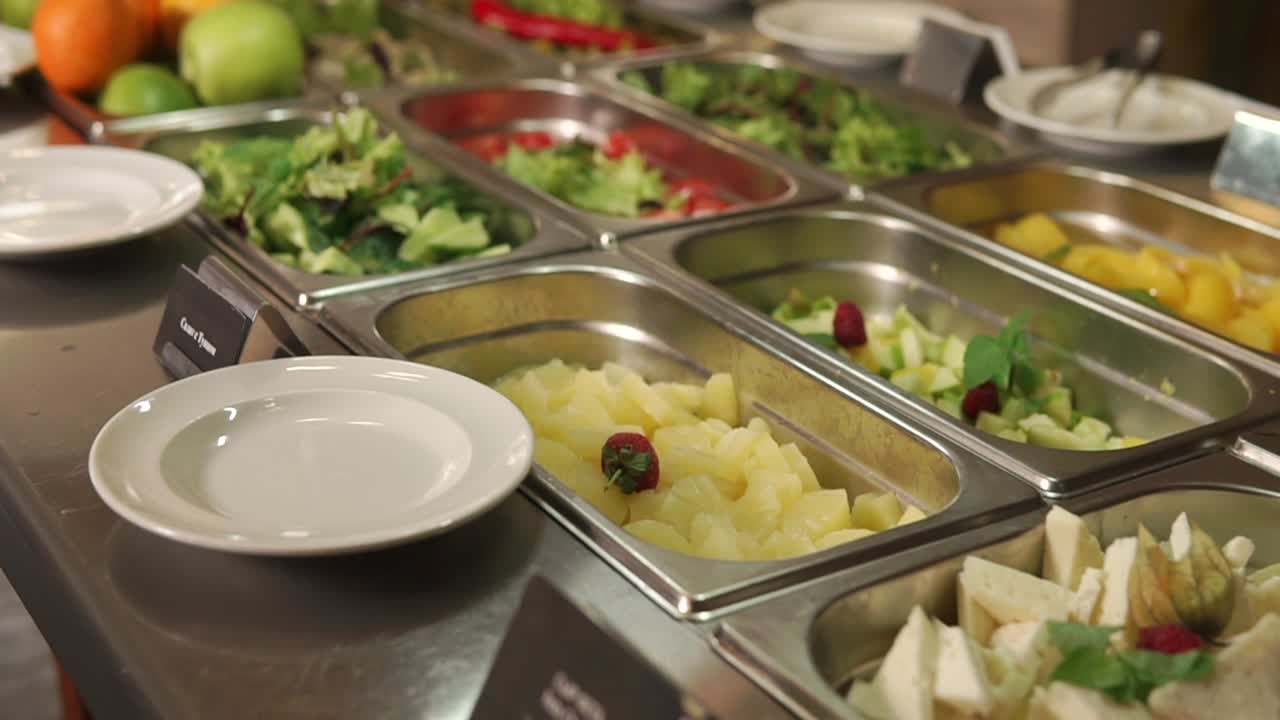 buffet de restaurante con ensalada y frutas
