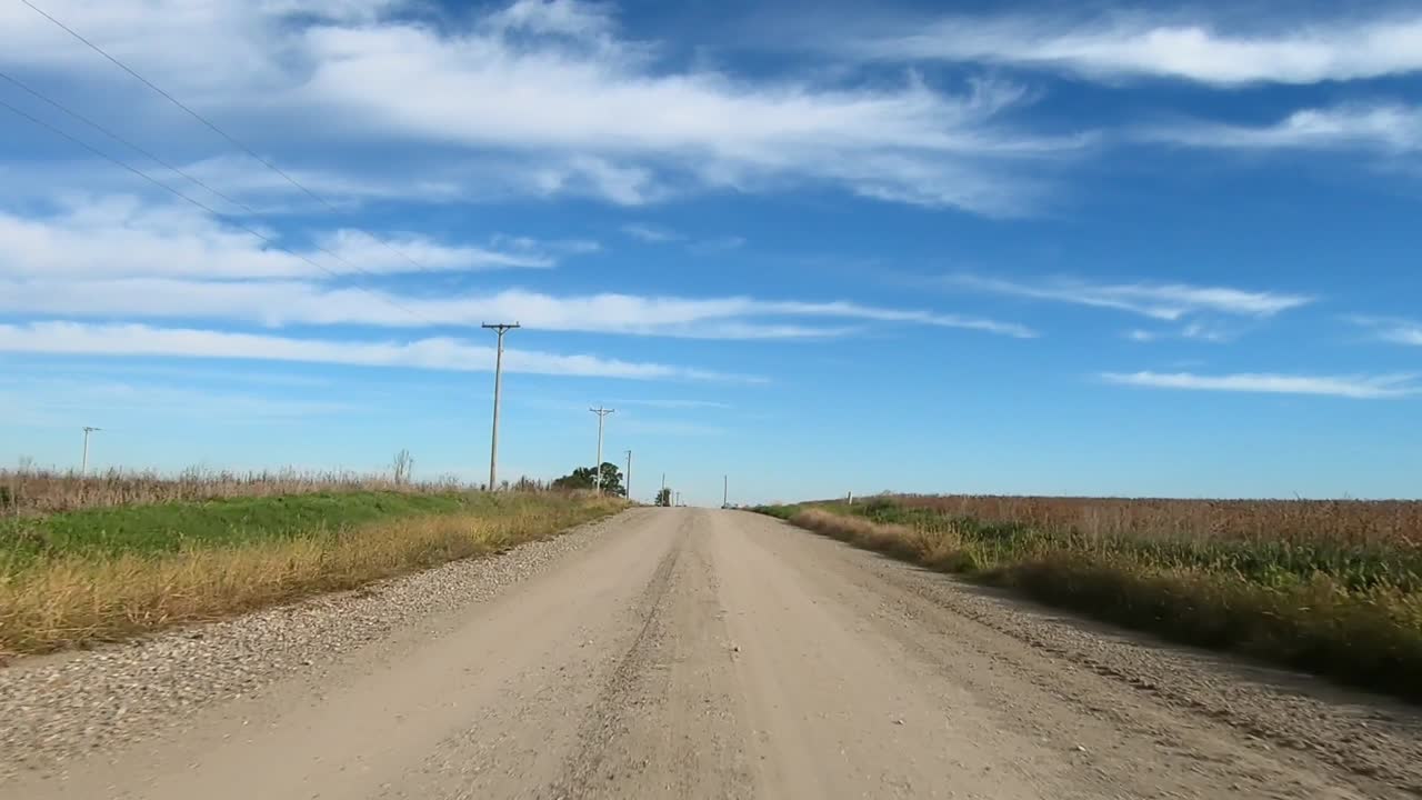 Riprese in soggettiva mentre si percorre una strada sterrata nell'Iowa rurale.
