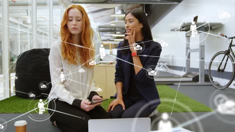 animación de la red de conexiones entre diversas mujeres empresarias que utilizan computadoras portátiles