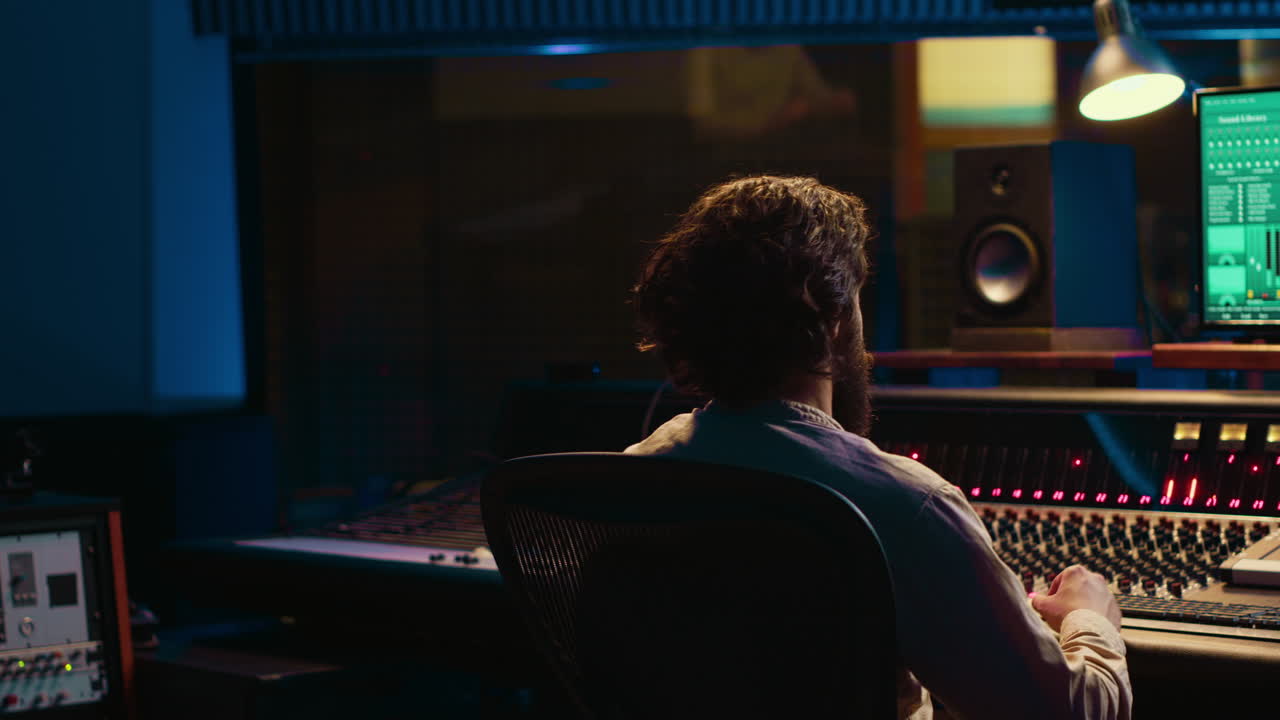 ingeniero de sonido cuenta atrás para el artista en la cabina vocal para comenzar a cantar