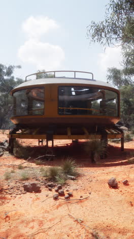 ein futuristisches rundes haus in der wüste