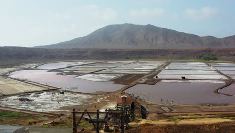 Toma-Aérea-De-Los-Estanques-De-Evaporación-De-Sal-De-Pedra-De-Lume,-Dentro-Del-Cráter-De-Un-Volcán-Extinto