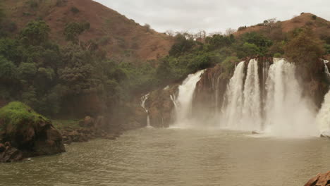 volando sobre una cascada en kwanza sul, binga, angola en el continente africano 4