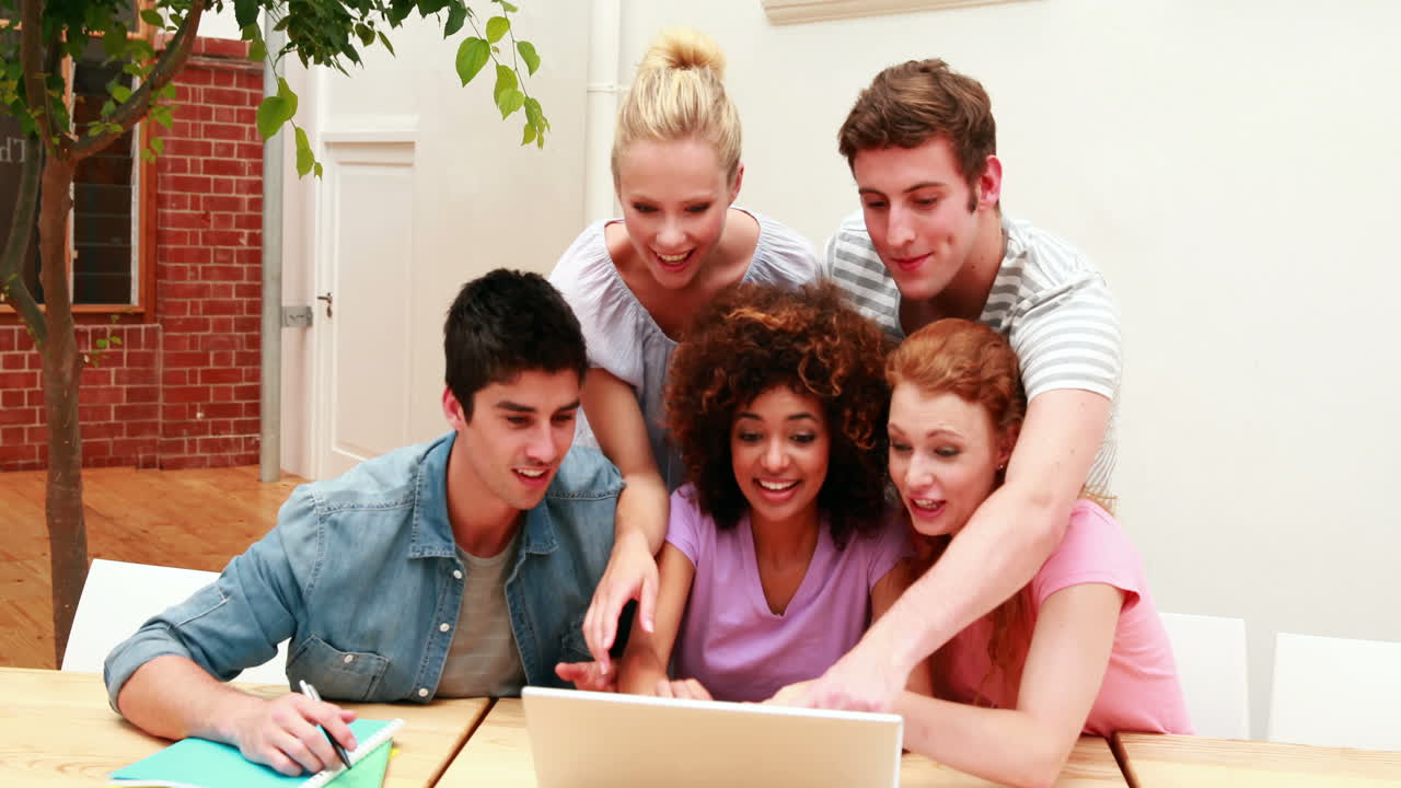 estudiantes usando la computadora portátil para ganar algo