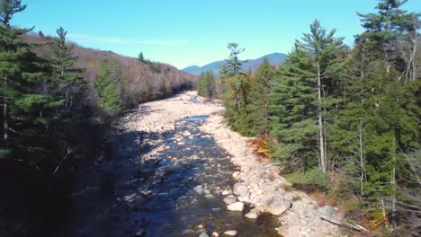 Volando-A-Través-Del-Río-Veloz-Seco-Lleno-De-Rocas-En-Los-Estados-Unidos