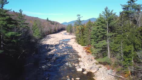 volando a través del río veloz seco lleno de rocas en los estados unidos