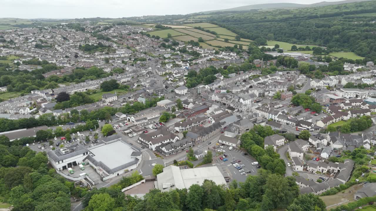 vista aérea de la ciudad de okehampton en devon, reino unido, que muestra una mezcla de áreas residenciales y comerciales