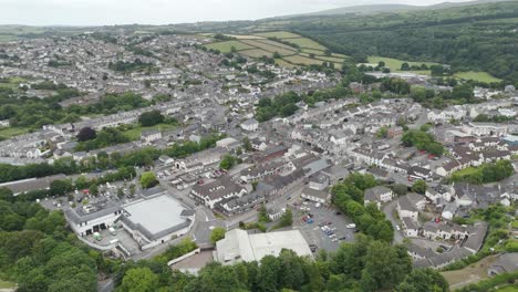 Aerial-view-of-Okehampton-town-in-Devon,-UK,-showcasing-a-mix-of-residential-and-commercial-areas