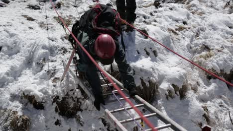 un montañero del himalaya cruzando caravanas con el cruce de escaleras