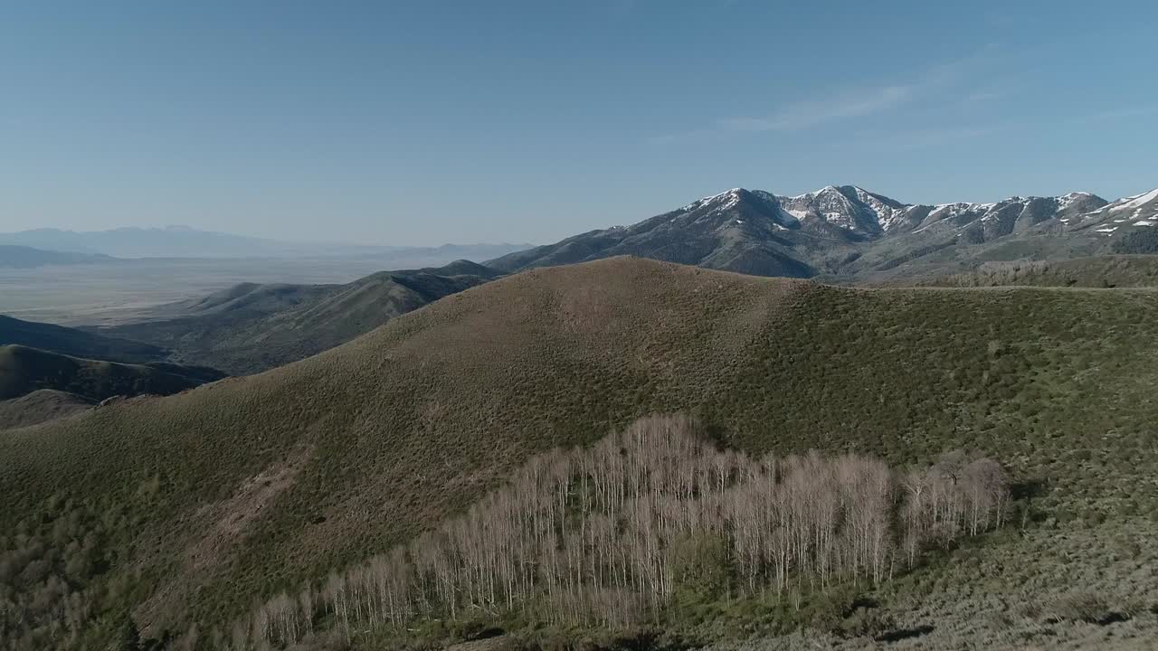 tomada de sobrevuelo que revela el condado de utah y los picos nevados tomada durante el amanecer en las montañas oquirrh utah