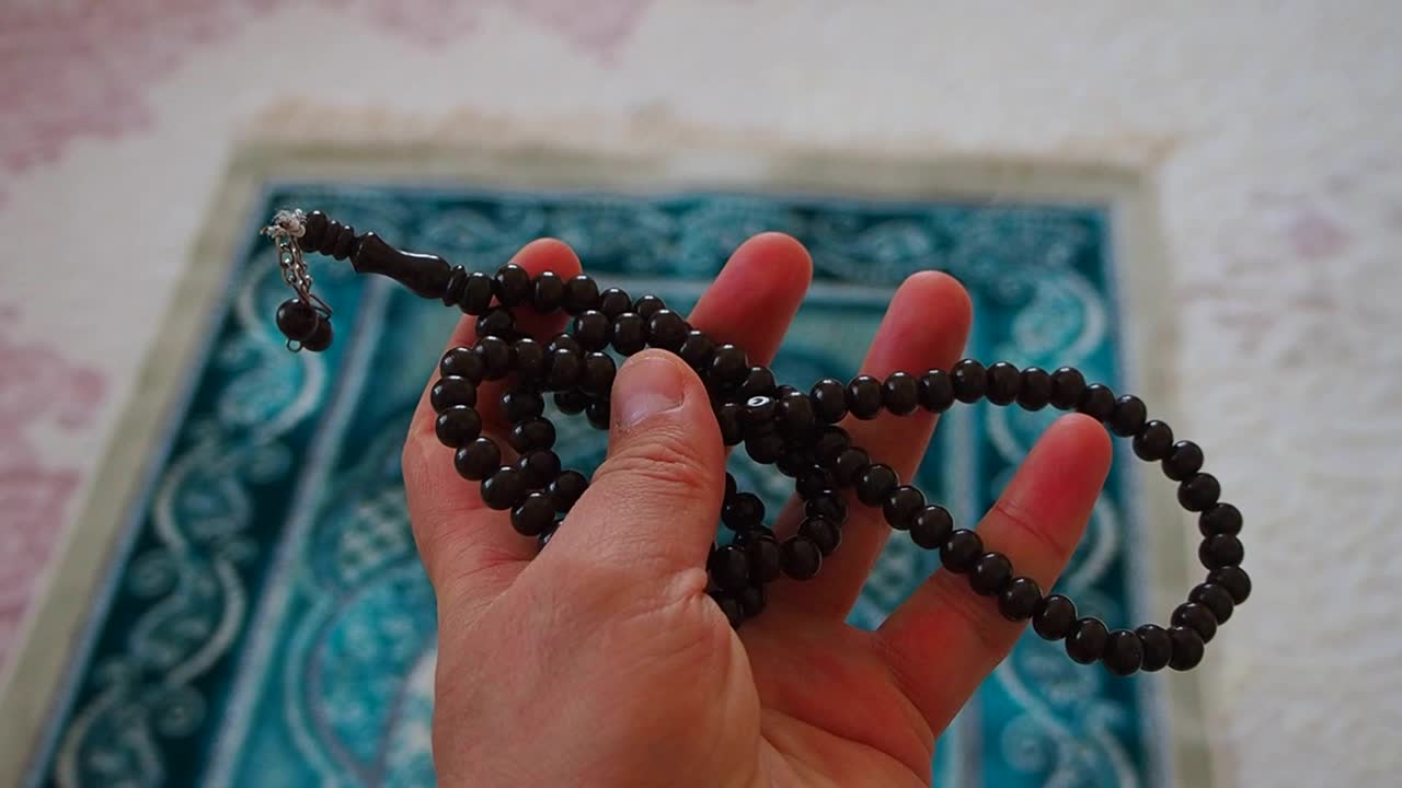 무슬림이 기도 구슬을 그려서 기도하는 것, 무슬람이 가까이에서 기도구슬을 그리는 것,