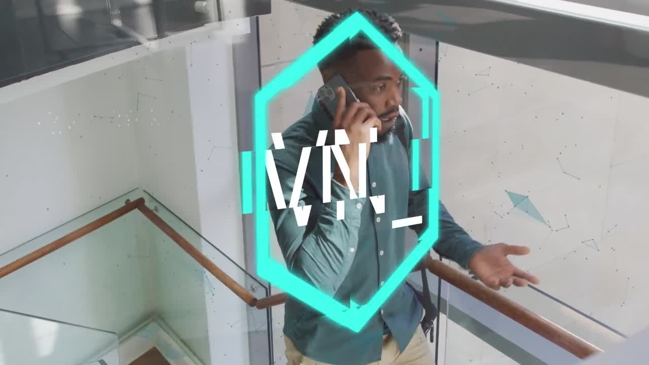 animación de texto de nft sobre empresario afroamericano que usa un teléfono inteligente