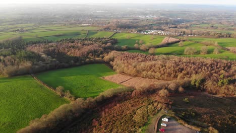 Antena-Sobre-Aparcamiento-Junto-A-Woodbury-Common,-Devon,-Inglaterra