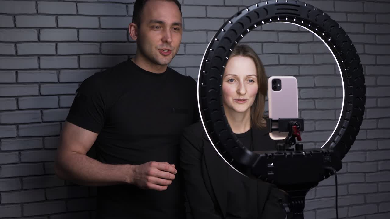 imágenes de una pareja de bloggers con una lámpara de led y un teléfono inteligente