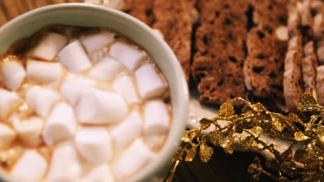 una tazza di caffè con marshmallow