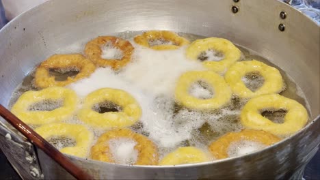 picarones una dona peruana de postre de calabaza y camote