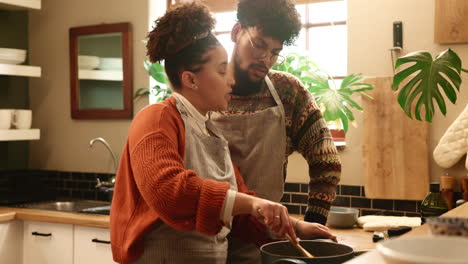 pareja cocinando juntos en la cocina