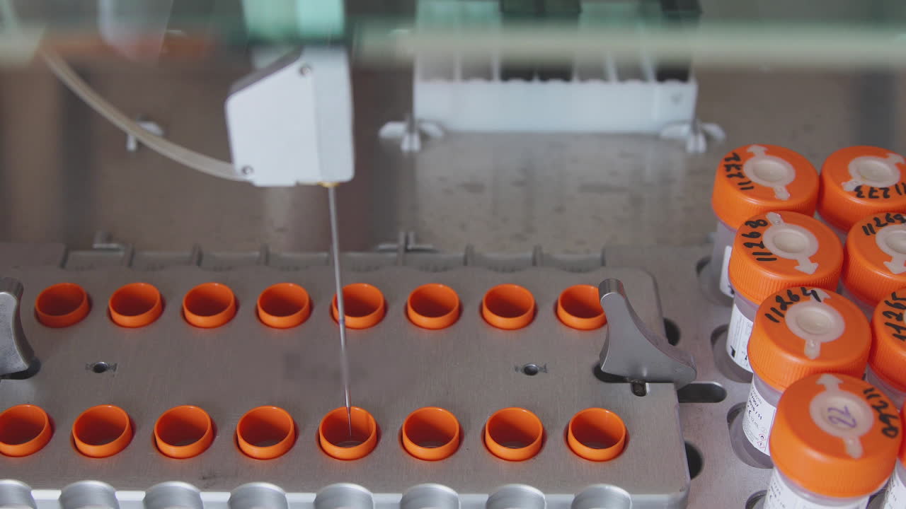 살균 된 의료 실험실 기계의 클로즈업은  ⁇ 크 분석을 통해 암을 탐지 할 때 자동으로 분석을 수행합니다.