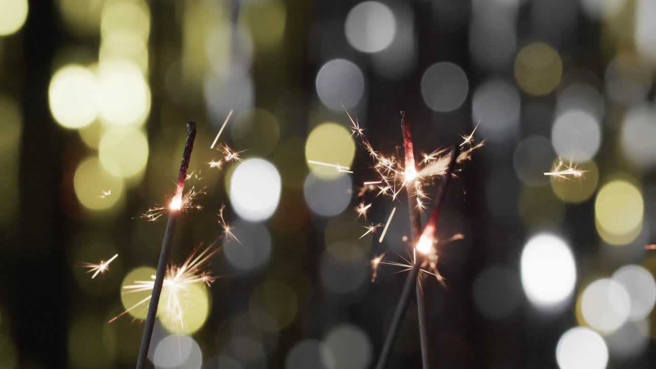 Video in primo piano di stelle filanti con effetto bokeh e spazio per il testo su sfondo nero