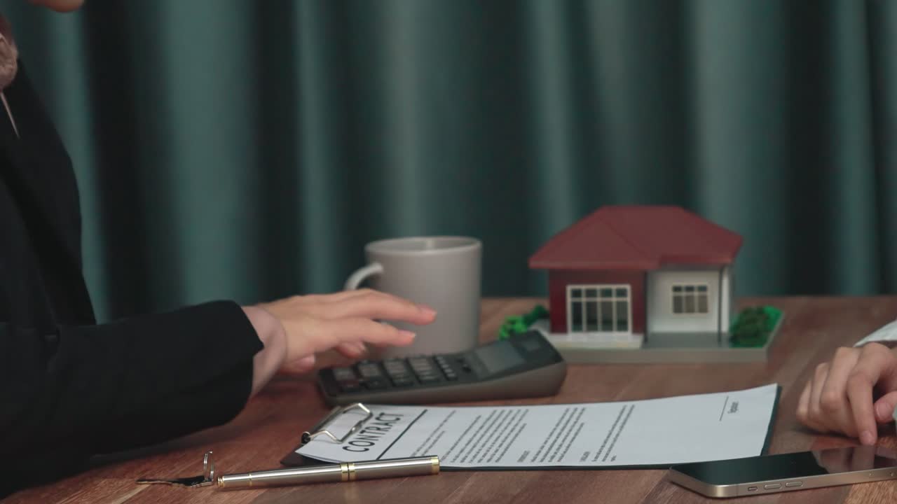 Primo piano: cliente entusiasta esamina la documentazione del contratto per un mutuo per la casa.