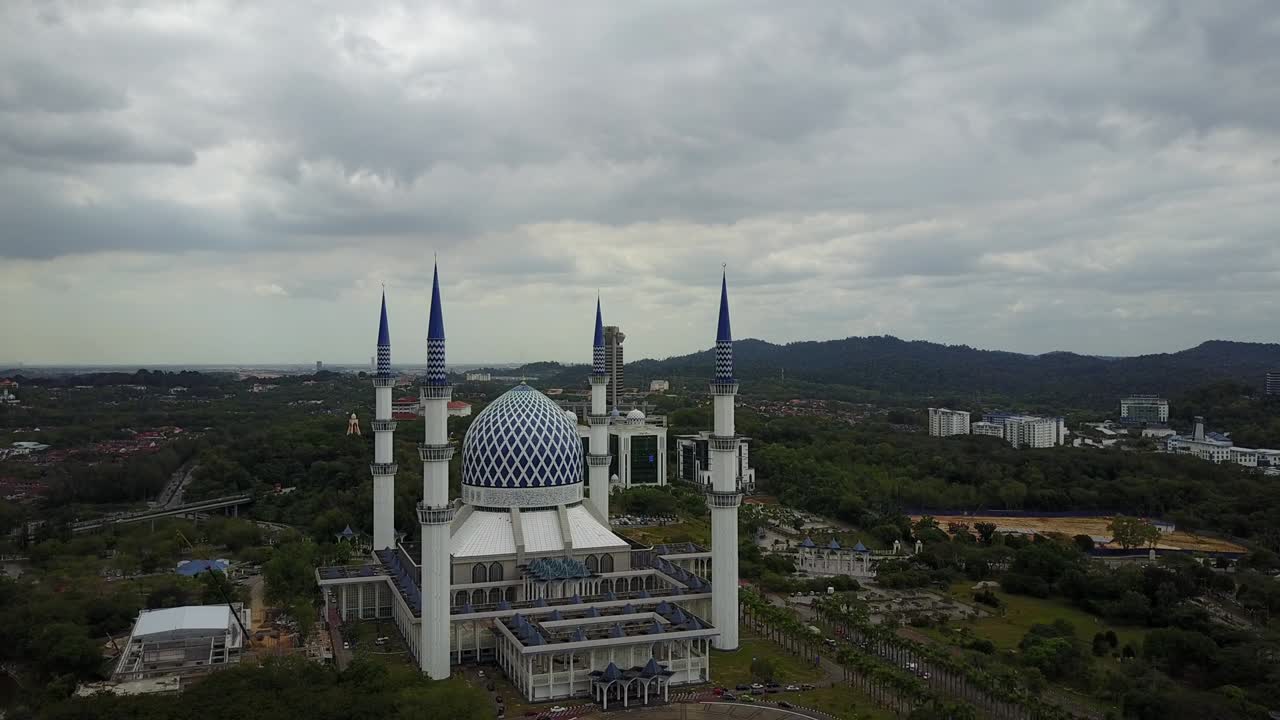 воздушные кадры - перелет над мечетью в облачный день.