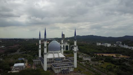 imágenes aéreas - sobrevuelo de una mezquita en un día nublado.
